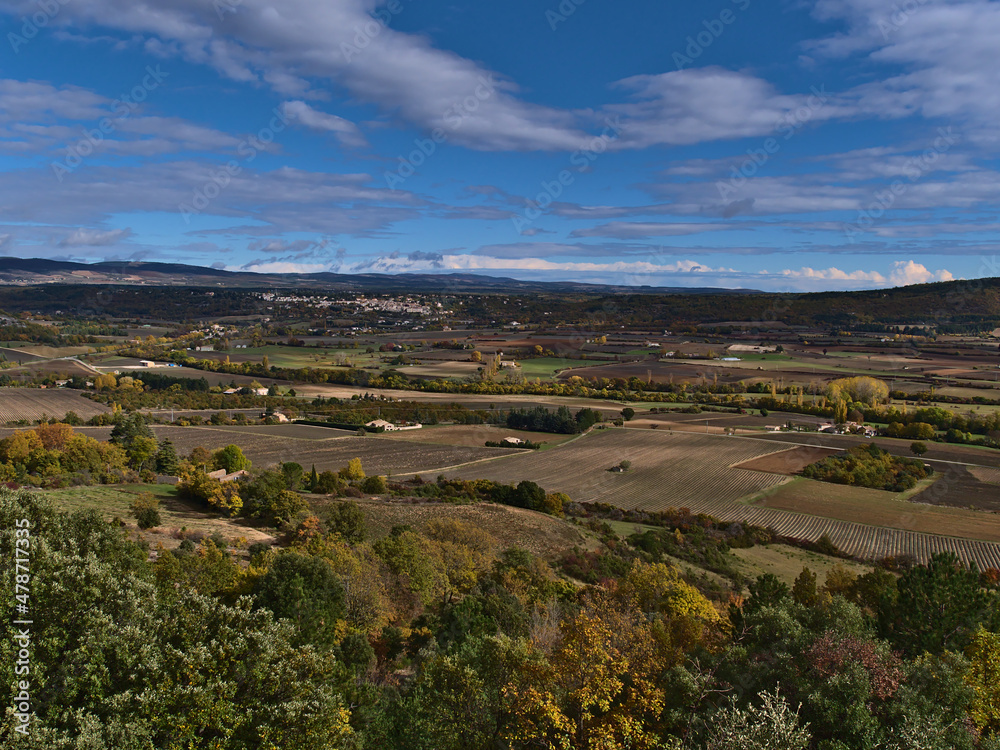 Obraz premium Beautiful panoramic view of the Nesque valley near village Sault in Provence region, France on sunny day in autumn season with lavender fields.