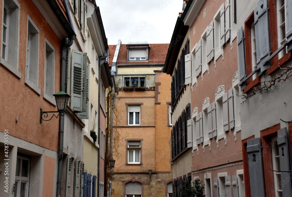 Gasse mit bunten Häusern in der Altstadt von Heidelberg