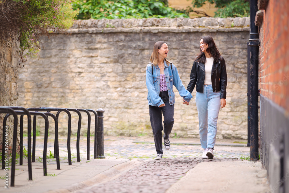 Obraz premium Same Sex Female Couple Sightseeing As They Hold Hands And Walk Around Oxford UK