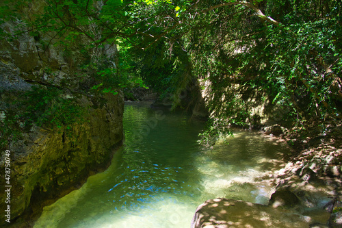 Auf dem Grund der Gorges de la Nesque, einer tiefen Schlucht in der Provence