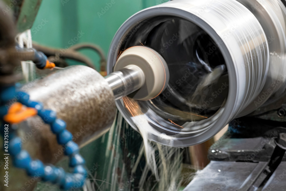 Obraz premium Coolant is spilled during internal grinding of a part on the CNC machine.