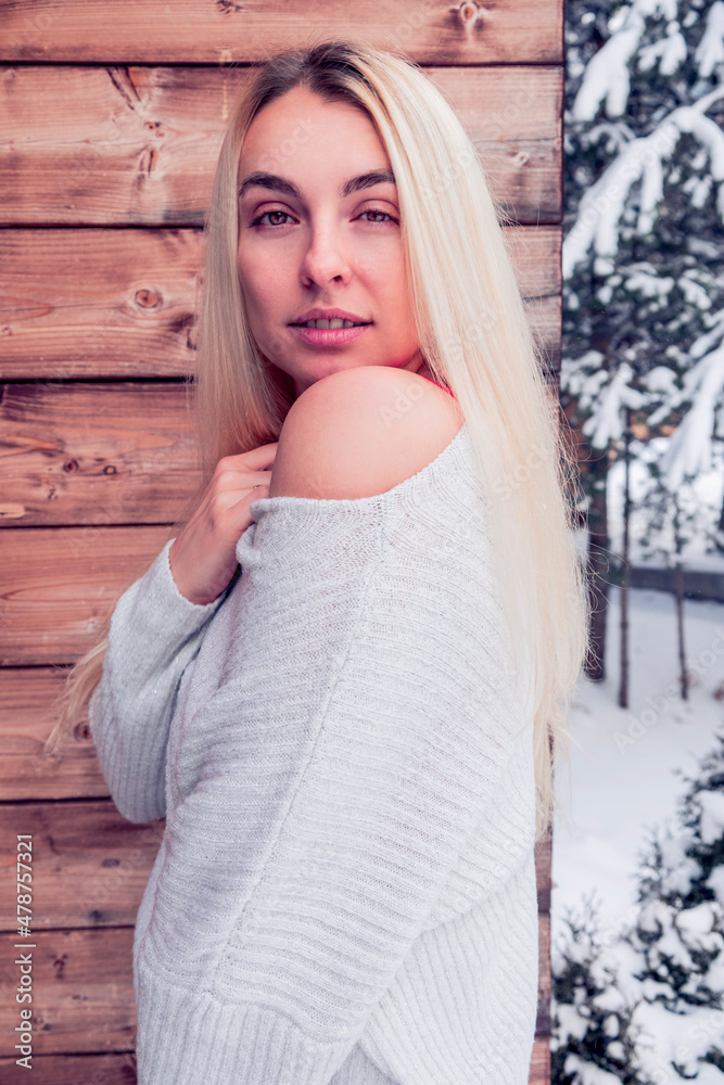 Fototapeta premium blonde woman portrait wooden background natural lights close up