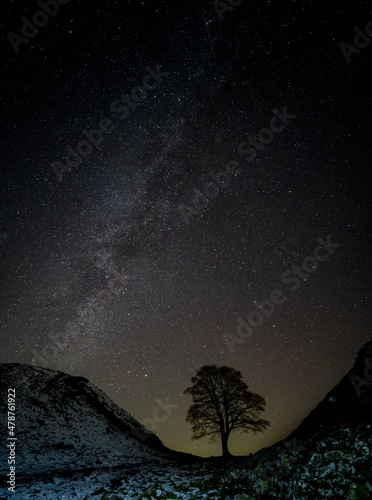 Fototapet Milky Way over Sycamore Gap with a dusting of light snow, on Hadrian's Wall