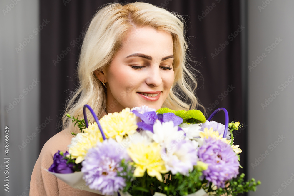 Pretty Woman receiving a bouquet of flower Pretty Woman receiving a bouquet of flower