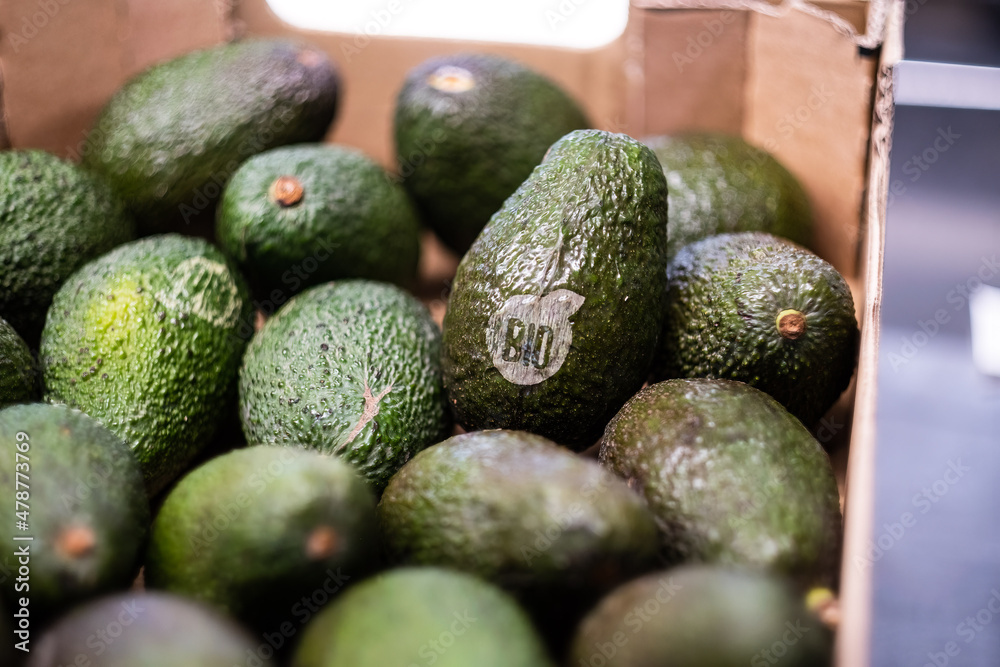Bio Avocados in einer Kiste mit aufgelaserten Bio Aufdruck zur Vermeidung von Verpackungsmüll Bio Avocados in einer Kiste mit aufgelaserten Bio Aufdruck zur Vermeidung von Verpackungsmüll