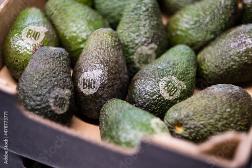 Bio Avocados in einer Kiste mit aufgelaserten Bio Aufdruck zur Vermeidung von Verpackungsmüll