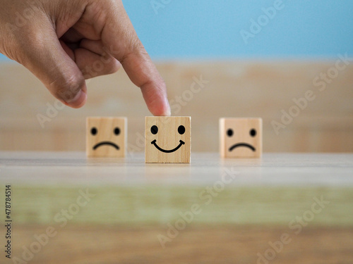 Asian women choose wooden blocks, smile icons, the service satisfaction rating of five stars is the highest.