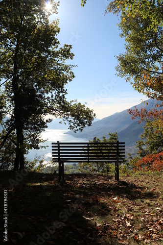 lago Lario, panorama, natura, stagione, cielo, panchina panoramica, Lombardia, valle deli Liro.