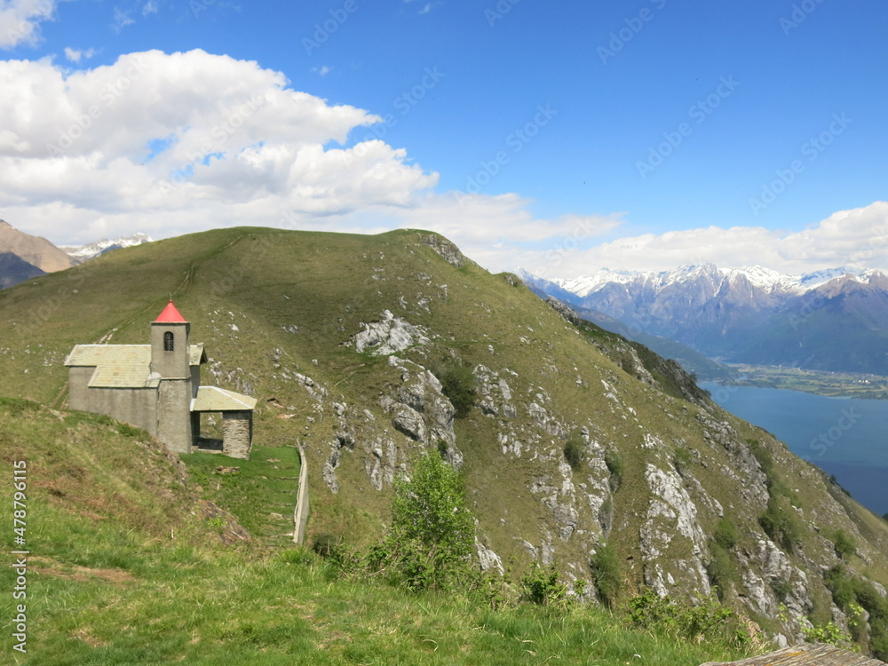 simboli religiosi , cattolici, chiesa san Bernardo, chiesa tetto rosso Musso, Panorama , lago