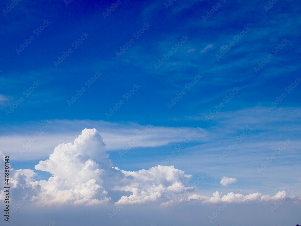 Obraz premium 入道雲と青空 雲と空の背景