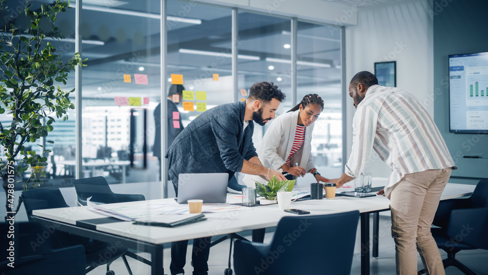 Obraz premium Diverse Team of Professional Businesspeople Meeting in the Office Conference Room. Creative Team Around Table, Black Businesswoman, African-American Digital Entrepreneur and Hispanic CEO Talking.