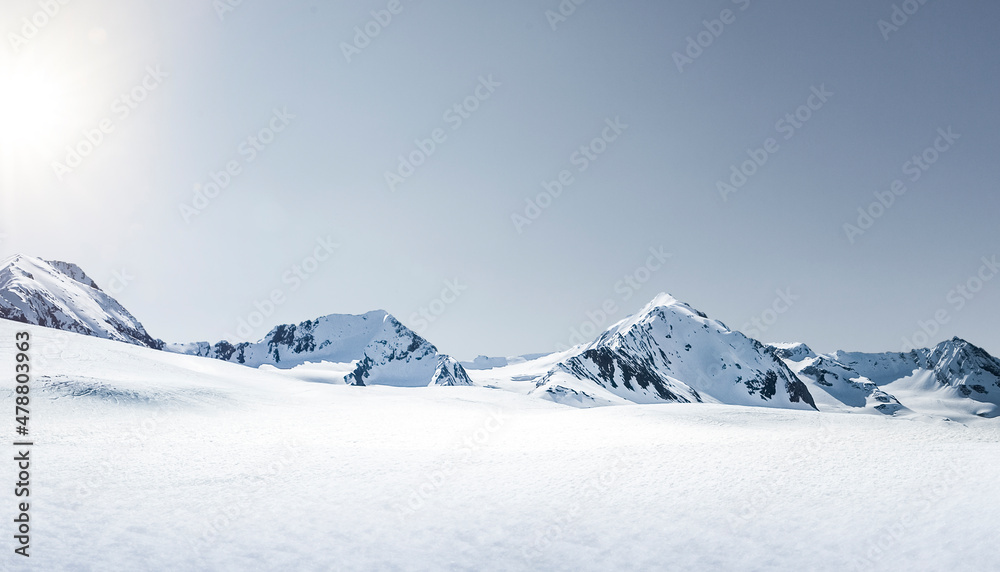 Hochalpine Alpengipfel mit Blauem Himmel im Winter