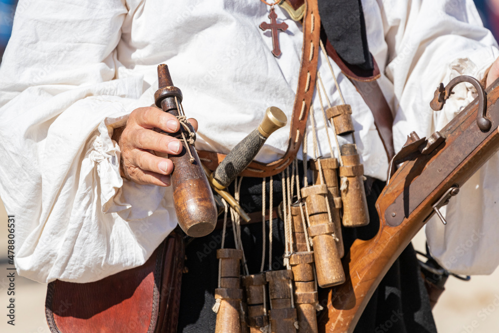 foreground hand showing the loading system of an arquebus foto de Stock ...