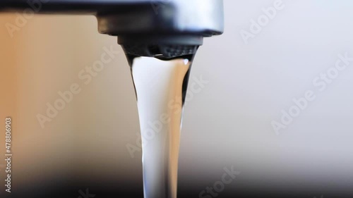 蛇口から水が出るスローモーション