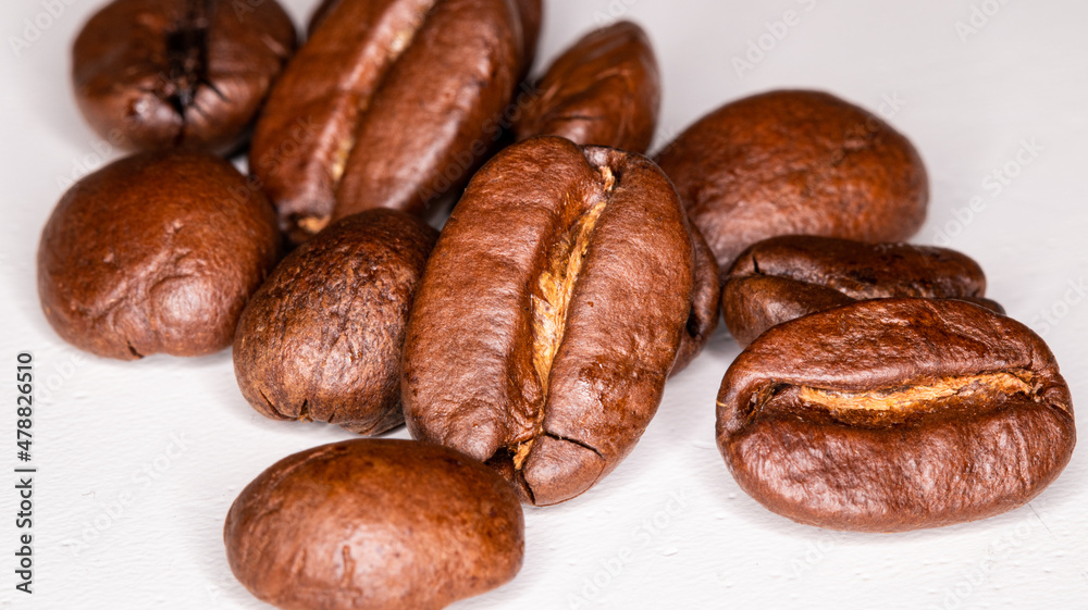 Obraz premium ziarna palonej kawy w makro powiekszeniu.