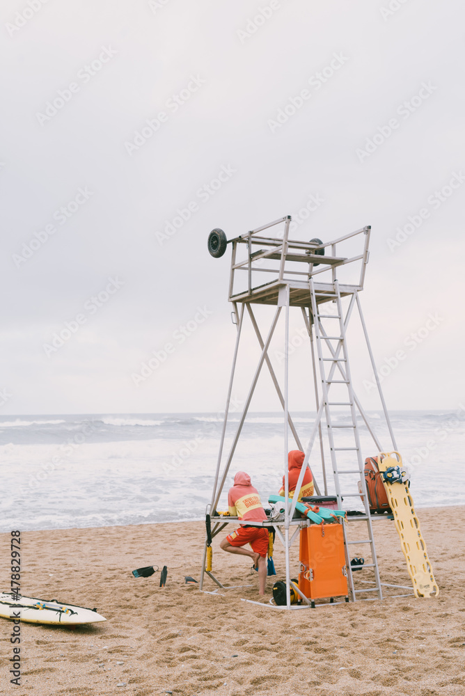 Rettungsschwimmer schauen aufs Meer in Biarritz Rettungsschwimmer schauen aufs Meer in Biarritz