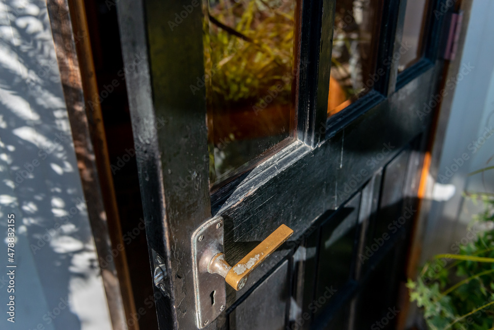 Obraz premium ビンテージの木製の玄関ドア 