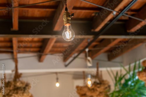 天井から吊るされた電球　インテリア © Metro Hopper