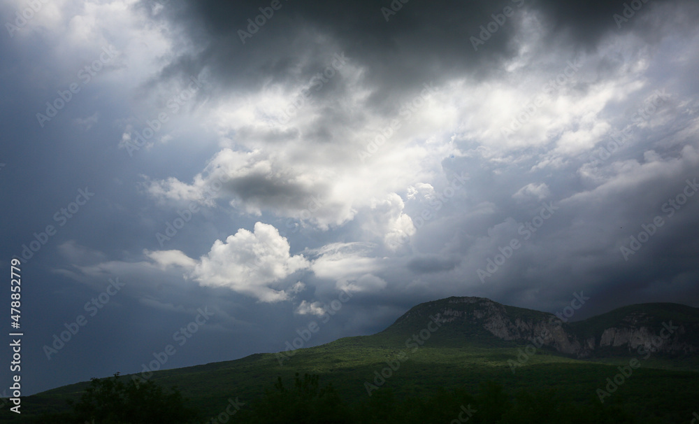 Obraz premium Beautiful clouds over the mountains and sunlight in the clouds