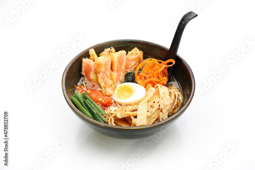 Miso ramen z łososiem, jajkiem i makaronem. Traditional Japanese zupa ramen. Zupa w misce, potrawa na białym tle.