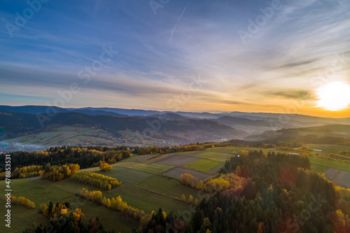 Fototapeta Naklejka Na Ścianę i Meble -  Panorama z drona, zachód słońca