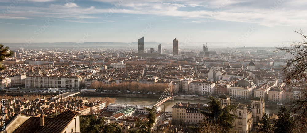 panorama de la ville de Lyon depuis les hauteurs de la colline de Fourvière