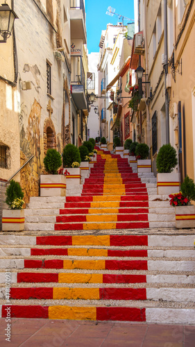 Escaleras pintadas con la bandera de España en una calle de Calpe en Alicante, España. © Tonikko