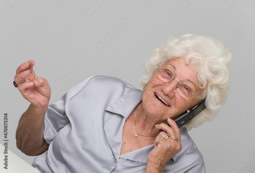 Seniorin mit Handy