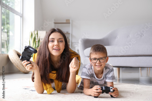 Little boy with his older s...