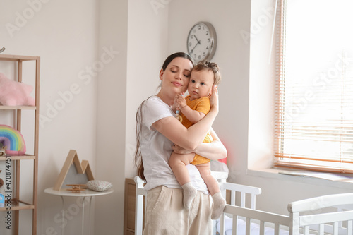 Young mother holding her li...