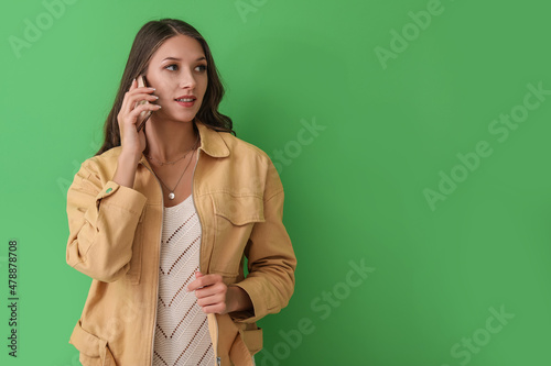 Young woman talking by mobi...