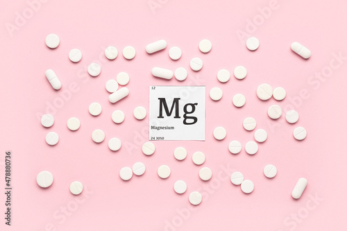 Obraz na płótnie Magnesium pills on pink background