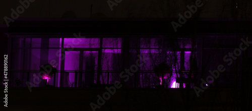 Düstere violette Innenraum Beleuchtung als sei es Halloween