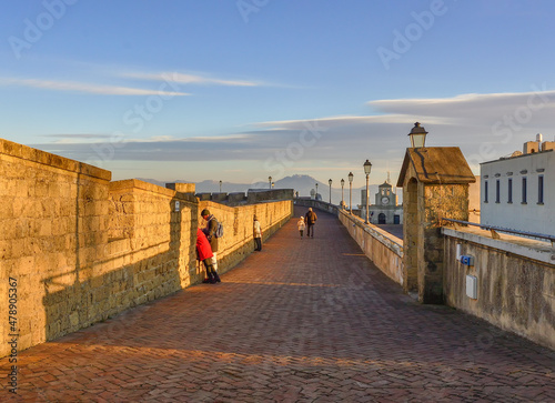 Foto The walls, windows, lanterns and passages on the top of San Elmo castle  in Napl