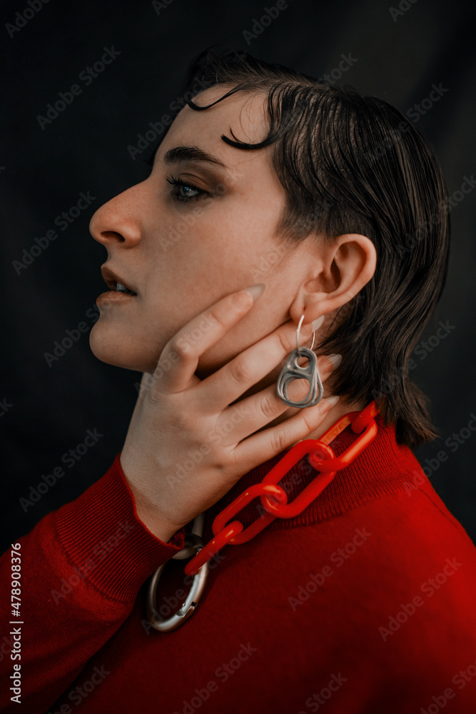 © Ksenia Krondo/Stocksy - Women profile hand short hair brunette accessories red © Ksenia Krondo/Stocksy - Women profile hand short hair brunette accessories red