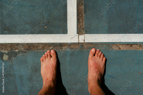 Man´s feet on a tennis court