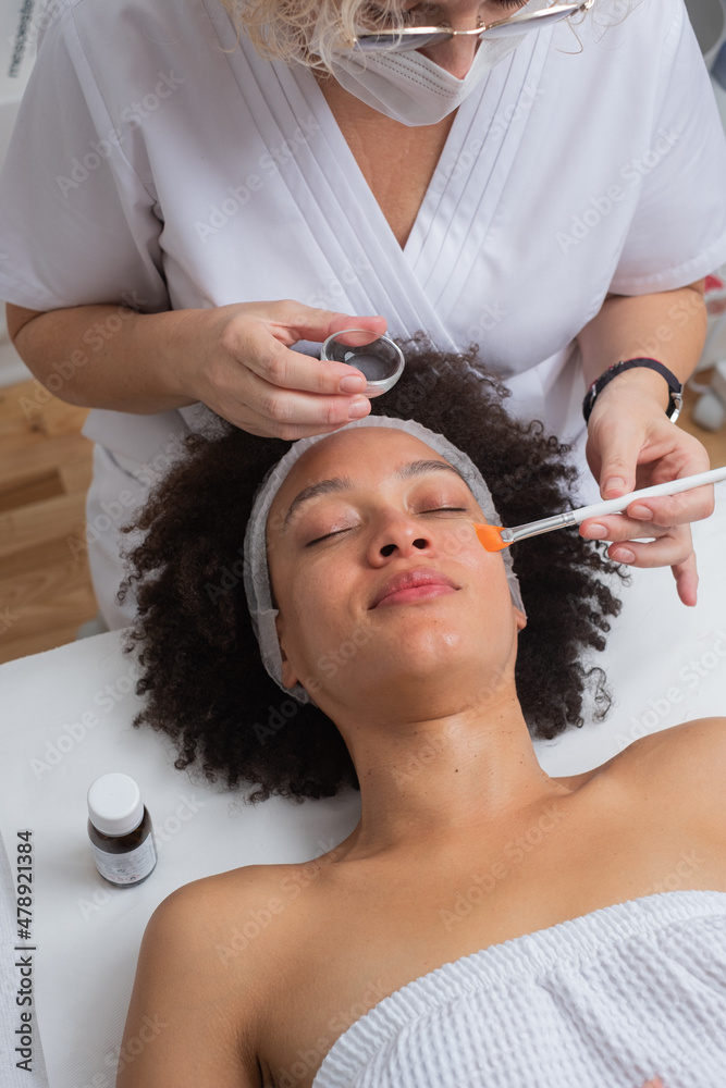 Foto de Skin Care Therapist Doing A Chemical Peel Treatment do Stock