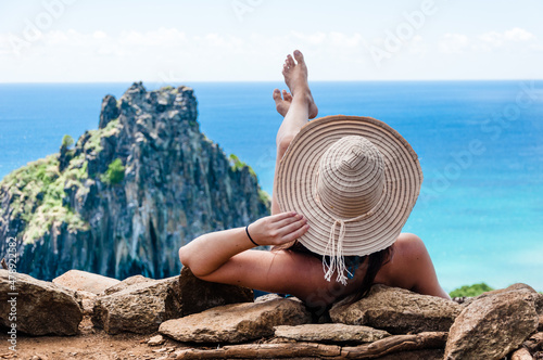 Viajar e desfrutar da linda paisagem de Fernando de Noronha, no Brasil. 