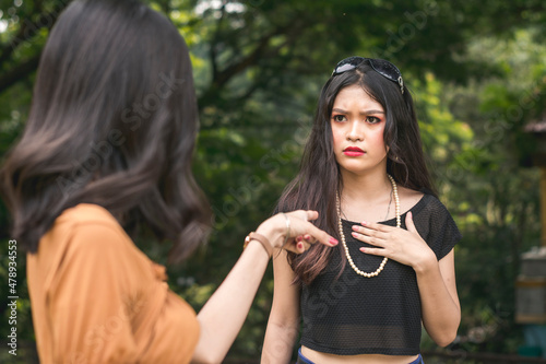 A woman is offended by the accusations of a another young lady, claiming to have cheated or scammed her.
