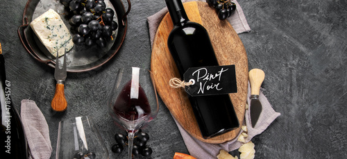 Foto Red wine assortment with appetizers on gray background.