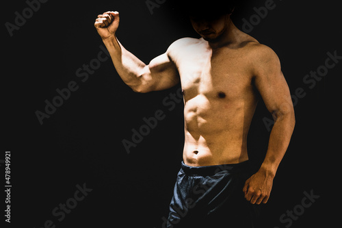 筋肉を鍛える男性（腕）
 photo