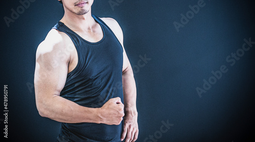 腕の筋肉を鍛える男性
 photo