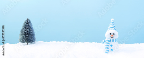 Snowman on the snow. 雪の上の雪だるま