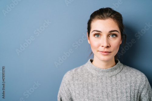 Fotografia Young woman staring intently at the camera with large eyes