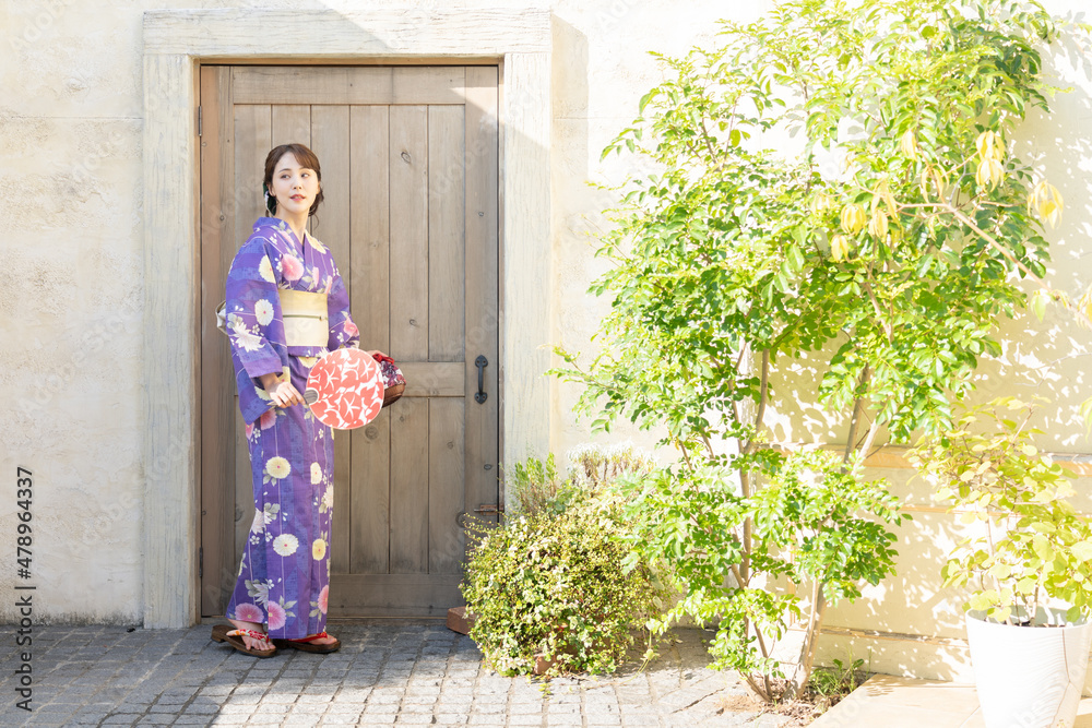 浴衣を着た若い女性 浴衣を着た若い女性