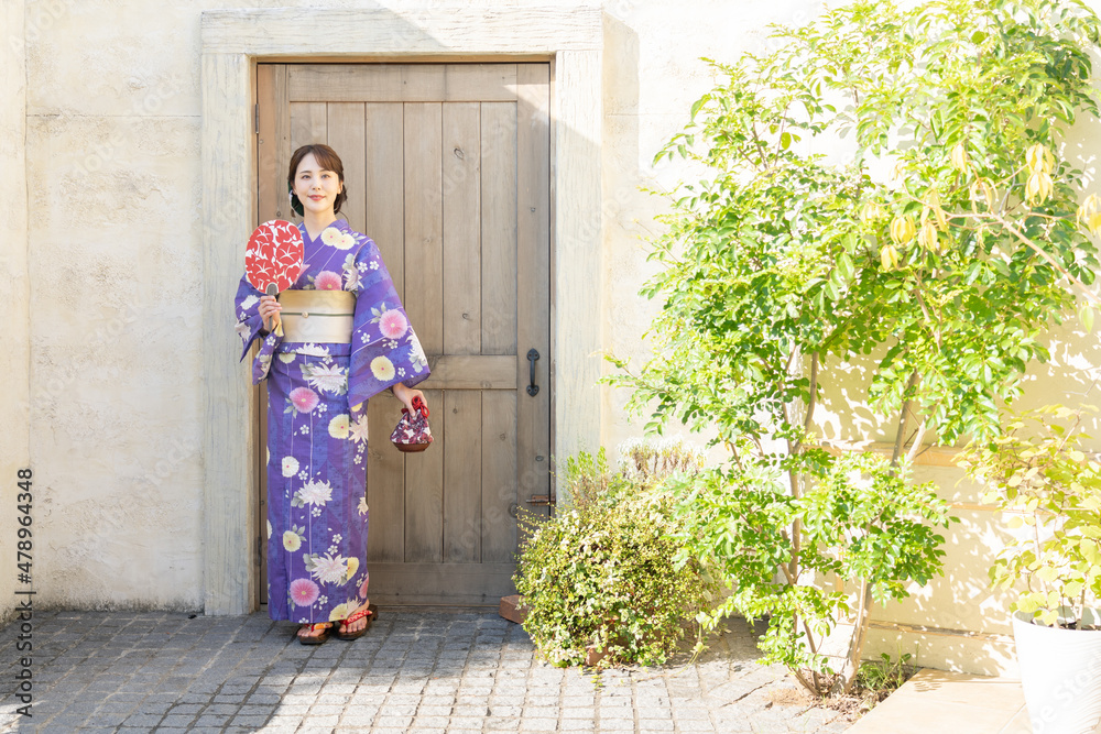 浴衣を着た若い女性