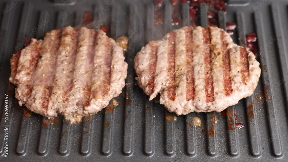The cutlets are grilled. Ground beef cutlets are grilled close-up. The cutlets are grilled. Ground beef cutlets are grilled close-up.