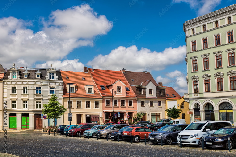 görlitz, deutschland - stadtbild mit sanierten altbauten