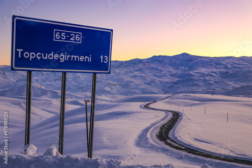 Foto Kilometer distance sign on the side of the road