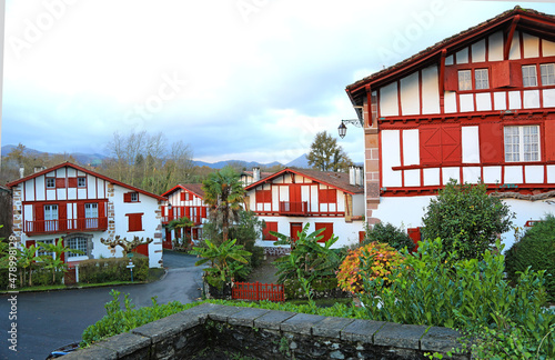 calle de casas con ventanas rojas en ainhoa pueblo vasco francés francia 4M0A8680-as22 photo
